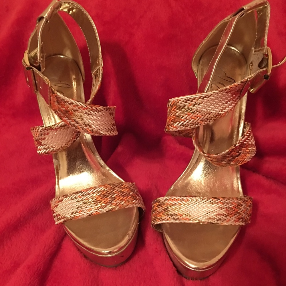 Beautiful Gold Heels 👠